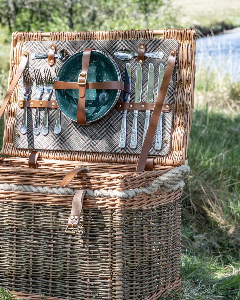English Willow Picnic Hamper